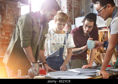 Designer treffen, die Überprüfung der Pläne in der Werkstatt Stockfoto