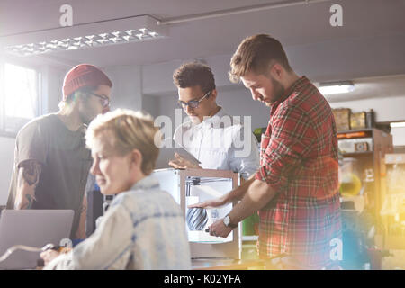 Designer mit 3D-Drucker in der Werkstatt Stockfoto