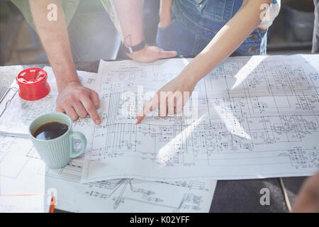 Designer treffen, die Überprüfung der Pläne Stockfoto