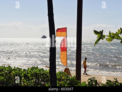 Cairns Surf Life Saving Club Mitglied am Sonntag morgen Patrouille im Palm Cove Beach Stockfoto