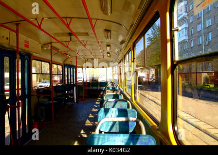 Innerhalb der Moskauer Straßenbahn am Morgen im Frühling, Krzhizhanovskogo Straße Stockfoto