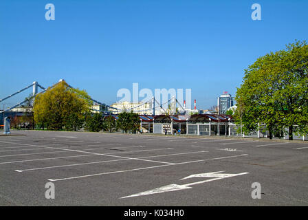 Blick auf die Krim Brücke Damm im Frühjahr, Moskau Stockfoto