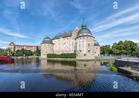 Örebro Schloss im Wasser auf sonnigen Sommertag in der Stadt Örebro, Schweden widerspiegelt Stockfoto