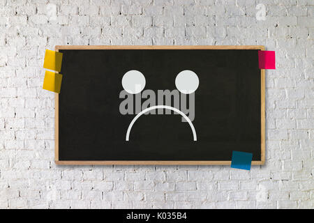 Depressive Gefühle Konzept, Smiley Emoticon gedruckt Depression und Traurigkeit traurig pessimistisch Gesicht Stockfoto