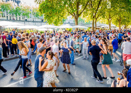 Im Pariser Plages können Einheimische und Touristen den Sommer an der seine genießen, vor allem am späten Nachmittag und am Abend zum Tanzen. Stockfoto