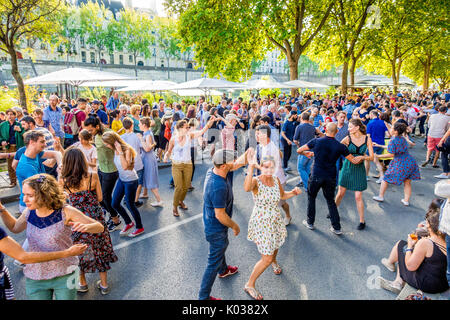 Im Pariser Plages können Einheimische und Touristen den Sommer an der seine genießen, vor allem am späten Nachmittag und am Abend zum Tanzen. Stockfoto