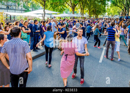 Im Pariser Plages können Einheimische und Touristen den Sommer an der seine genießen, vor allem am späten Nachmittag und am Abend zum Tanzen. Stockfoto