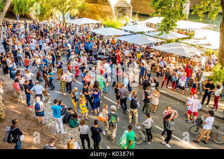 Im Pariser Plages können Einheimische und Touristen den Sommer an der seine genießen, vor allem am späten Nachmittag und am Abend zum Tanzen. Stockfoto