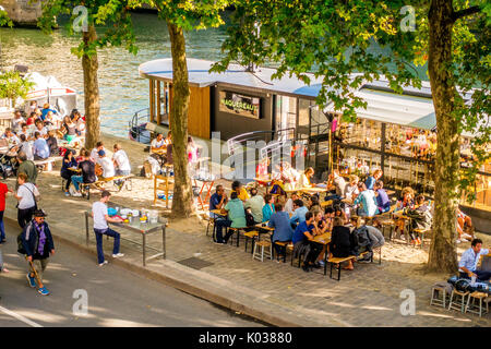 Im Pariser Plages genießen Einheimische und Touristen den Sommer an der seine, insbesondere am späten Nachmittag und am Abend. Stockfoto