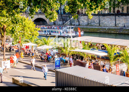 Im Pariser Plages genießen Einheimische und Touristen den Sommer an der seine, insbesondere am späten Nachmittag und am Abend. Stockfoto