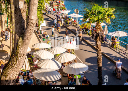 Im Pariser Plages genießen Einheimische und Touristen den Sommer an der seine, insbesondere am späten Nachmittag und am Abend. Stockfoto