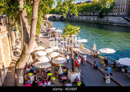 Im Pariser Plages genießen Einheimische und Touristen den Sommer an der seine, insbesondere am späten Nachmittag und am Abend. Stockfoto