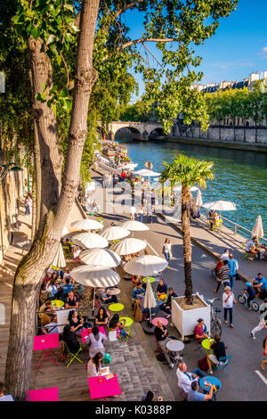 Im Pariser Plages genießen Einheimische und Touristen den Sommer an der seine, insbesondere am späten Nachmittag und am Abend. Stockfoto