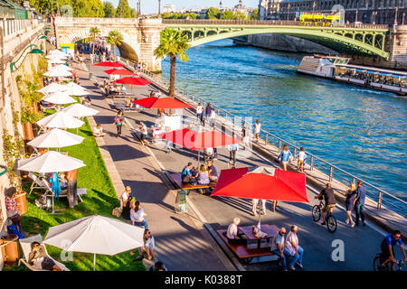 Im Pariser Plages genießen Einheimische und Touristen den Sommer an der seine, insbesondere am späten Nachmittag und am Abend. Stockfoto