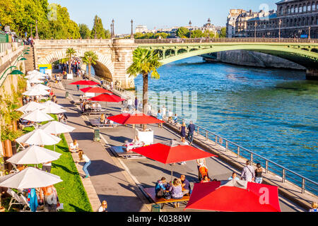 Im Pariser Plages genießen Einheimische und Touristen den Sommer an der seine, insbesondere am späten Nachmittag und am Abend. Stockfoto