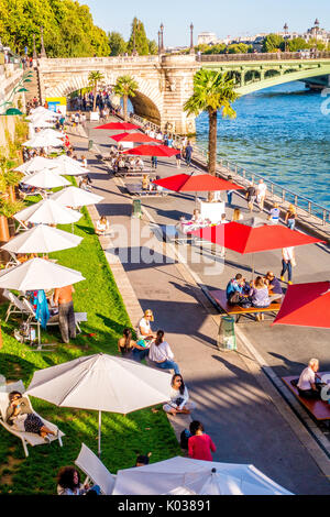 Im Pariser Plages genießen Einheimische und Touristen den Sommer an der seine, insbesondere am späten Nachmittag und am Abend. Stockfoto