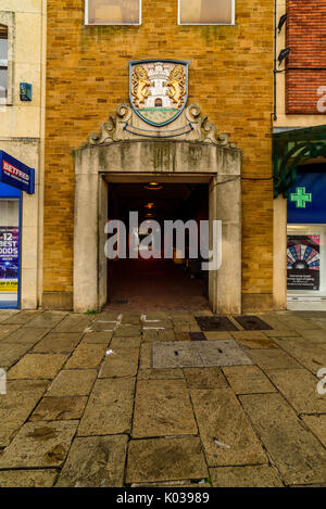 Northampton, Großbritannien - 09.August 2017: bewölkt regnerischen Tag Blick von Northampton Marktplatz in der Innenstadt. Stockfoto