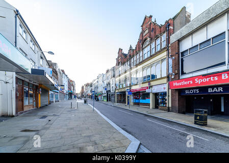 Northampton, Großbritannien - 10.August 2017: klarer Himmel morgen Blick auf Gold street Northampton Town Center Straßen. Stockfoto