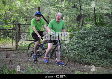 Vater und Sohn auf Tandem Mountain Hybrid Mountainbike Radfahren auf der Western Reserve Greenway Trail in Ashtabula County, Ohio Stockfoto