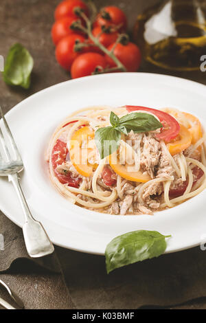 Spaghetti mit Thunfisch und Tomaten/Paradeiser Stockfoto