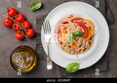 Spaghetti mit Thunfisch und Tomaten/Paradeiser Stockfoto