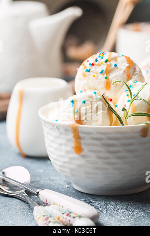 Hausgemachte Bio Vanille-Eis mit Minze Stockfoto