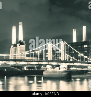 Battersea Power Station auf Themse als das Wahrzeichen von London in der Nacht. Stockfoto