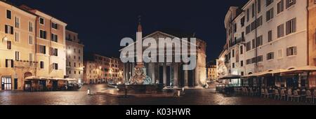 Pantheon bei Nacht Panorama Blick auf die Straße. Es ist eine der am besten erhaltenen antiken römischen Bauwerke in Rom, Italien. Stockfoto