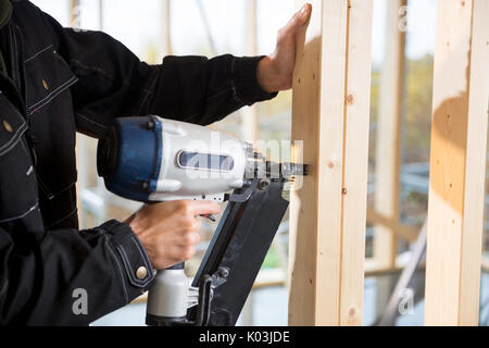 Zugeschnittenes Bild der männlichen Tischler Bohren Holz Stockfoto