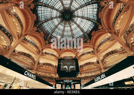 PARIS, Frankreich - Mai 13: Galeries Lafayette Innenansicht auf 13. Mai 2015 entworfen vom Architekten Georges Chedanne sowie das berühmte Kaufhaus, es Stockfoto