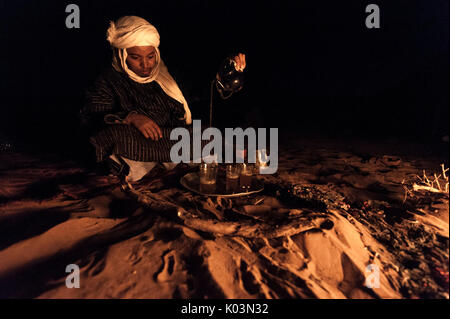 Wüste Sahara, Marokko. Lagerfeuer in das Nachtlager. Stockfoto