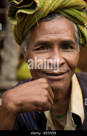 Samka, Shan State in Myanmar. Typische Pa-o-Mann posiert und lächelnd. Stockfoto