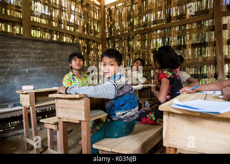 Rakhine-Staat Myanmar. Jungen in einem Klassenzimmer ein abgelegenes Dorf Chin. Stockfoto