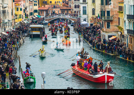 Karnevalsumzug Boote und Touristen entlang des Kanals Cannaregio. Venedig, Veneto, Italien Stockfoto