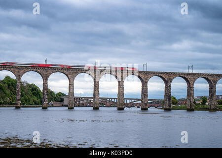 Bewegung verwischt Express Zug überquert die Royal Border Bridge Berwick upon Tweed, Northumbria England. Stockfoto