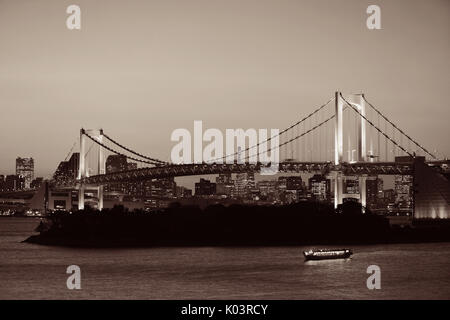 Tokyo Bay mit der Regenbogenbrücke und Tokyo Tower in Japan. Stockfoto