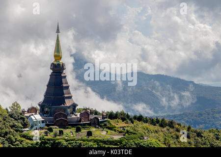 Wolken mit chedi Naphamethinidon in der Nähe der Gipfel des Mount Doi Inthanon, Provinz Chiang Mai, Thailand. Stockfoto