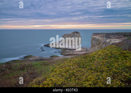 Die Landschaft entlang der Küste von Kalifornien in Santa Cruz an einem bewölkten Sommerabend. Stockfoto