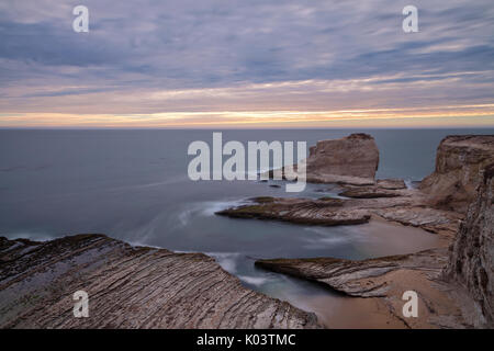 Die Landschaft entlang der Küste von Kalifornien in Santa Cruz an einem bewölkten Sommerabend. Stockfoto