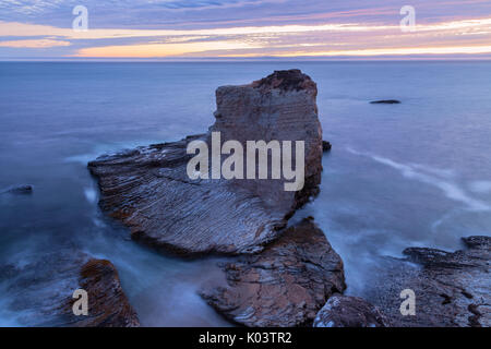 In der Nähe eines Meer Stapel entlang der Küste von Kalifornien in Santa Cruz an einem Sommerabend bei Einbruch der Dunkelheit. Stockfoto