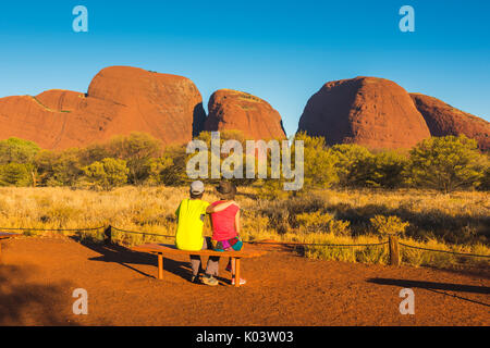 Uluru-Kata Tjuta National Park, Northern Territory, Australien, Australien. Paar bewundern Sie den Sonnenuntergang über Kata Tjuta (die Olgas) (MR). Stockfoto