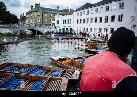 Grosse Ausgabe Verkäufer blickt über die stocherkähne auf dem Fluss Cam in Cambridge Großbritannien Stockfoto