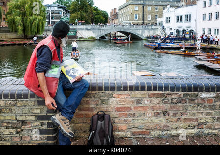 Grosse Ausgabe Verkäufer blickt über die stocherkähne auf dem Fluss Cam in Cambridge Großbritannien Stockfoto