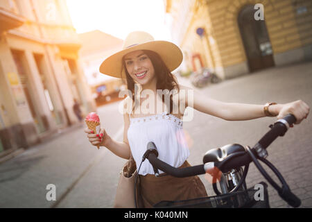 Porträt der schöne junge Frau auf dem Fahrrad genießen. Stockfoto