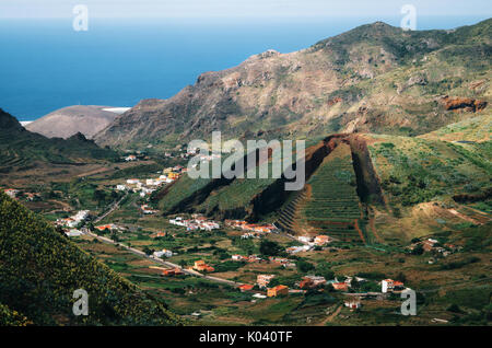 Tal von El Palmar und Las Lagunetas im Teno Gebirge mit dem Berg wie eine Torte in Scheiben geschnitten. Wahrzeichen von Teneriffa, Kanarische Inseln Stockfoto