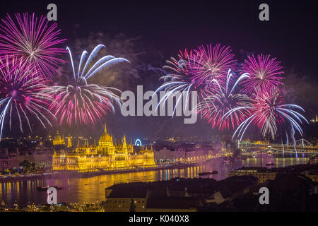Budapest, Ungarn - Die schöne 20. August Feuerwerk über der Donau am St. Stephens day oder Stiftung Tag der Ungarn. Diese Ansicht enthält Stockfoto