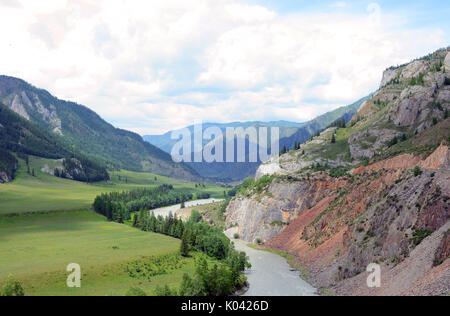 Schlammigen Gebirgsfluss aus schmelzendem Schnee von den Gipfeln der Gletscher fließen. Tschuja Fluss, Tschujskij Trakt, Gorny Altai, Sibirien, Russland. Panorama gross. Stockfoto