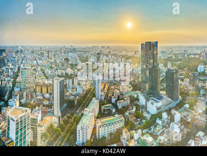 Hohe anzeigen Saigon Skyline, wenn die Sonne scheint in städtischen Gebieten mit hohen Gebäuden entlang der Straße viele Bäume Entwicklung Land in Ho Chi Minh zeigen Stockfoto