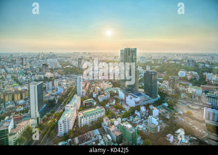 Hohe anzeigen Saigon Skyline, wenn die Sonne scheint in städtischen Gebieten mit hohen Gebäuden entlang der Straße viele Bäume Entwicklung Land in Ho Chi Minh zeigen Stockfoto