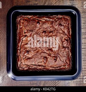 Ein studio Foto eines chocolate fudge Slice Stockfoto